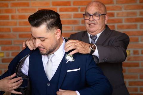 As melhores ideias e inspirações criativas de fotos de casamento registradas por fotógrafos profissionais de eventos da empresa Criativus Foto e Vídeo no making of do noivo em casa'