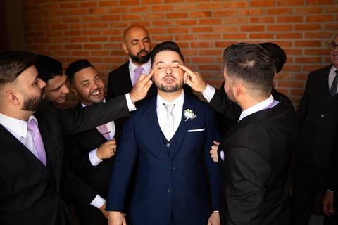 As melhores ideias e inspirações criativas de fotos de casamento registradas por fotógrafos profissionais de eventos da empresa Criativus Foto e Vídeo no making of do noivo com os padrinhos em casa'