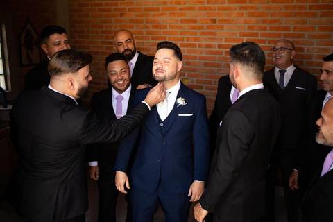 As melhores ideias e inspirações criativas de fotos de casamento registradas por fotógrafos profissionais de eventos da empresa Criativus Foto e Vídeo no making of do noivo com os padrinhos em casa'