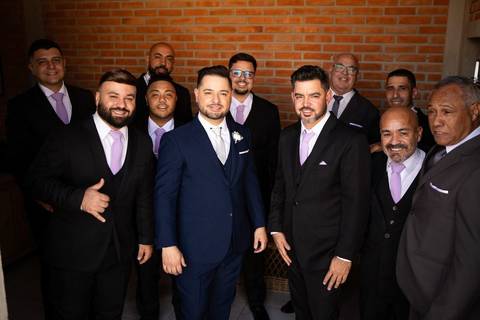 As melhores ideias e inspirações criativas de fotos de casamento registradas por fotógrafos profissionais de eventos da empresa Criativus Foto e Vídeo no making of do noivo com os padrinhos em casa'