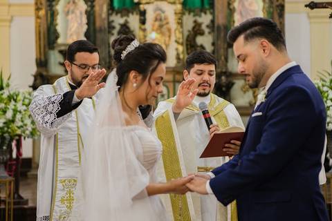 As melhores ideias e inspirações criativas de fotos de casamento registradas por fotógrafos profissionais de eventos da empresa Criativus Foto e Vídeo na Paróquia Matriz Santa Ana: Fotos dos Momentos da cerimônia'