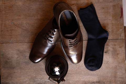 As melhores ideias e inspirações criativas de fotos de casamento registradas por fotógrafos profissionais de eventos da empresa Criativus Foto e Vídeo no making of do noivo em casa'