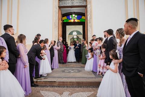 As melhores ideias e inspirações criativas de fotos de casamento registradas por fotógrafos profissionais de eventos da empresa Criativus Foto e Vídeo na Paróquia Matriz Santa Ana: Fotos dos noivos saindo da Igreja'