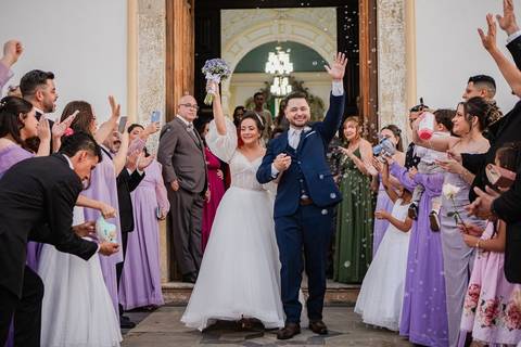 As melhores ideias e inspirações criativas de fotos de casamento registradas por fotógrafos profissionais de eventos da empresa Criativus Foto e Vídeo na Paróquia Matriz Santa Ana: Fotos dos noivos saindo da Igreja'