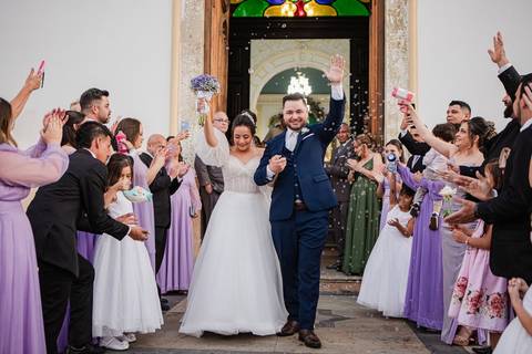 As melhores ideias e inspirações criativas de fotos de casamento registradas por fotógrafos profissionais de eventos da empresa Criativus Foto e Vídeo na Paróquia Matriz Santa Ana: Fotos dos noivos saindo da Igreja'