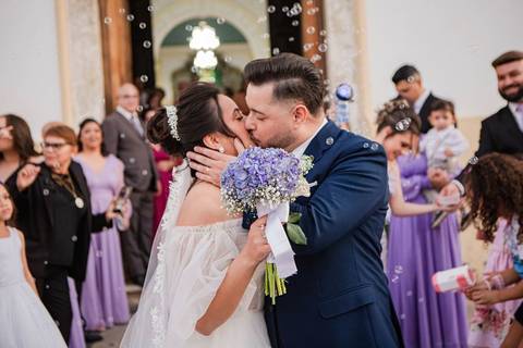 As melhores ideias e inspirações criativas de fotos de casamento registradas por fotógrafos profissionais de eventos da empresa Criativus Foto e Vídeo na Paróquia Matriz Santa Ana: Fotos dos noivos saindo da Igreja'