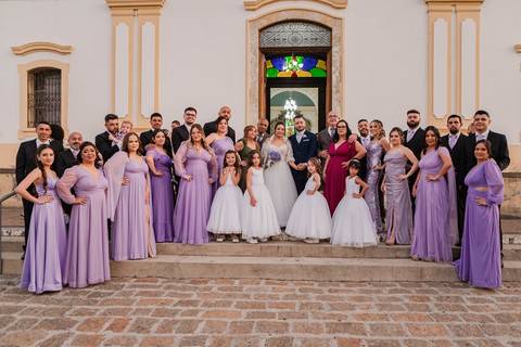 As melhores ideias e inspirações criativas de fotos de casamento registradas por fotógrafos profissionais de eventos da empresa Criativus Foto e Vídeo na Paróquia Matriz Santa Ana: Fotos dos noivos com os seus padrinhos'