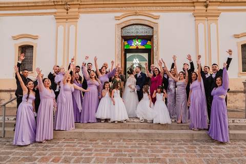 As melhores ideias e inspirações criativas de fotos de casamento registradas por fotógrafos profissionais de eventos da empresa Criativus Foto e Vídeo na Paróquia Matriz Santa Ana: Fotos dos noivos com os seus padrinhos'