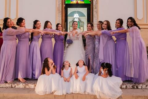 As melhores ideias e inspirações criativas de fotos de casamento registradas por fotógrafos profissionais de eventos da empresa Criativus Foto e Vídeo na Paróquia Matriz Santa Ana: Fotos da noiva com as madrinhas'