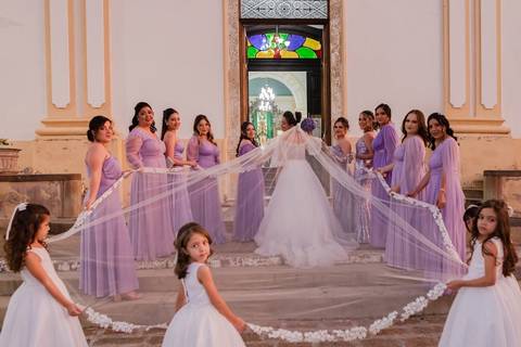 As melhores ideias e inspirações criativas de fotos de casamento registradas por fotógrafos profissionais de eventos da empresa Criativus Foto e Vídeo na Paróquia Matriz Santa Ana: Fotos da noiva com as madrinhas'