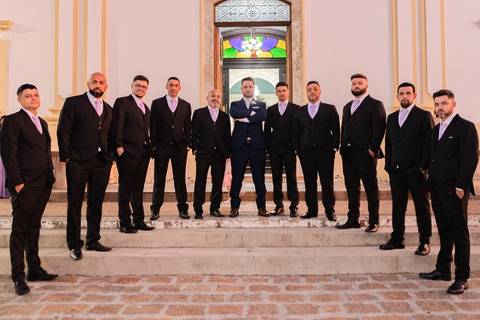 As melhores ideias e inspirações criativas de fotos de casamento registradas por fotógrafos profissionais de eventos da empresa Criativus Foto e Vídeo na Paróquia Matriz Santa Ana: Fotos do noivo com os padrinhos'