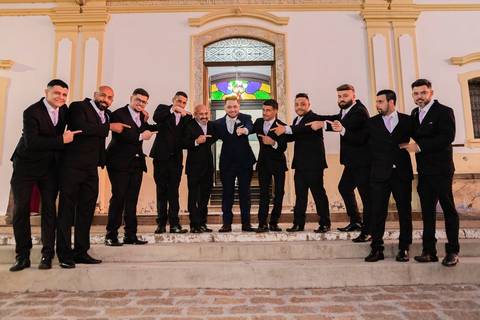 As melhores ideias e inspirações criativas de fotos de casamento registradas por fotógrafos profissionais de eventos da empresa Criativus Foto e Vídeo na Paróquia Matriz Santa Ana: Fotos do noivo com os padrinhos'