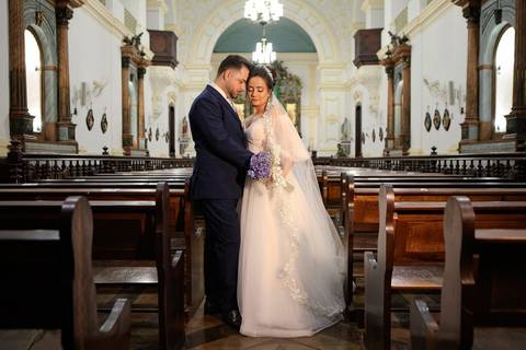 As melhores ideias e inspirações criativas de fotos de casamento registradas por fotógrafos profissionais de eventos da empresa Criativus Foto e Vídeo na Paróquia Matriz Santa Ana: Fotos protocolares dos noivos sozinhos na igreja'