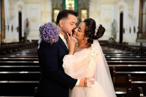As melhores ideias e inspirações criativas de fotos de casamento registradas por fotógrafos profissionais de eventos da empresa Criativus Foto e Vídeo na Paróquia Matriz Santa Ana: Fotos protocolares dos noivos sozinhos na igreja'