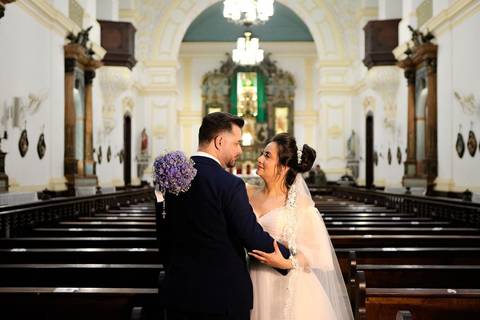As melhores ideias e inspirações criativas de fotos de casamento registradas por fotógrafos profissionais de eventos da empresa Criativus Foto e Vídeo na Paróquia Matriz Santa Ana: Fotos protocolares dos noivos sozinhos na igreja'