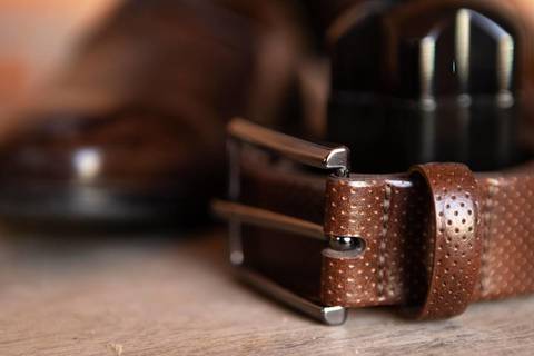 As melhores ideias e inspirações criativas de fotos de casamento registradas por fotógrafos profissionais de eventos da empresa Criativus Foto e Vídeo no making of do noivo em casa'