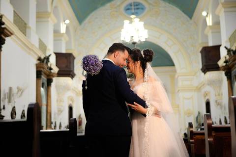 As melhores ideias e inspirações criativas de fotos de casamento registradas por fotógrafos profissionais de eventos da empresa Criativus Foto e Vídeo na Paróquia Matriz Santa Ana: Fotos protocolares dos noivos sozinhos na igreja'