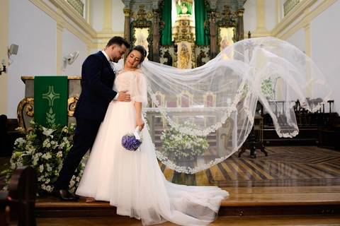 As melhores ideias e inspirações criativas de fotos de casamento registradas por fotógrafos profissionais de eventos da empresa Criativus Foto e Vídeo na Paróquia Matriz Santa Ana: Fotos protocolares dos noivos sozinhos na igreja'