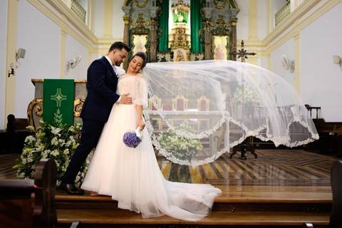 As melhores ideias e inspirações criativas de fotos de casamento registradas por fotógrafos profissionais de eventos da empresa Criativus Foto e Vídeo na Paróquia Matriz Santa Ana: Fotos protocolares dos noivos sozinhos na igreja'