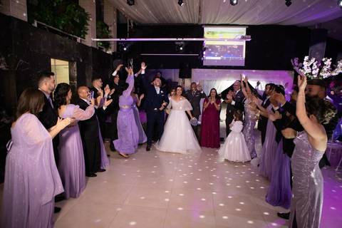 As melhores ideias e inspirações criativas de fotos de casamento registradas por fotógrafos profissionais de eventos da empresa Criativus Foto e Vídeo na Chácara Hibisco: Foto da entrada dos noivos na festa'