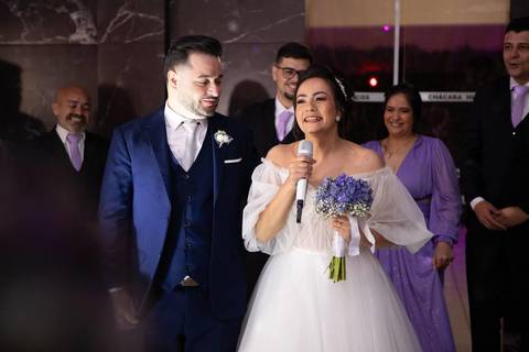 As melhores ideias e inspirações criativas de fotos de casamento registradas por fotógrafos profissionais de eventos da empresa Criativus Foto e Vídeo na Chácara Hibisco: Foto dos agradecimento dos noivos na festa'