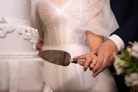 As melhores ideias e inspirações criativas de fotos de casamento registradas por fotógrafos profissionais de eventos da empresa Criativus Foto e Vídeo na Chácara Hibisco: Foto do corte do bolo'