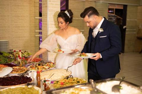 As melhores ideias e inspirações criativas de fotos de casamento registradas por fotógrafos profissionais de eventos da empresa Criativus Foto e Vídeo na Chácara Hibisco: Foto dos noivos no buffet'
