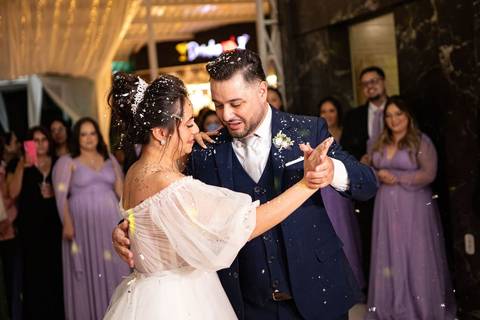 As melhores ideias e inspirações criativas de fotos de casamento registradas por fotógrafos profissionais de eventos da empresa Criativus Foto e Vídeo na Chácara Hibisco: Foto da dança dos noivos na festa'