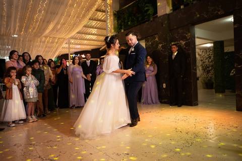 As melhores ideias e inspirações criativas de fotos de casamento registradas por fotógrafos profissionais de eventos da empresa Criativus Foto e Vídeo na Chácara Hibisco: Foto da dança dos noivos na festa'