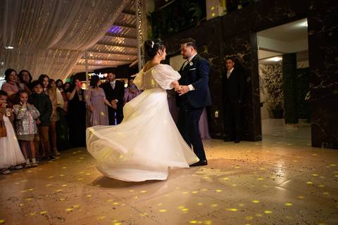 As melhores ideias e inspirações criativas de fotos de casamento registradas por fotógrafos profissionais de eventos da empresa Criativus Foto e Vídeo na Chácara Hibisco: Foto da dança dos noivos na festa'