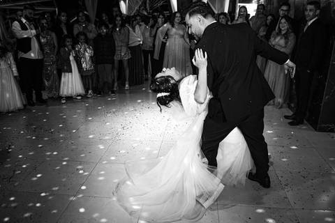 As melhores ideias e inspirações criativas de fotos de casamento registradas por fotógrafos profissionais de eventos da empresa Criativus Foto e Vídeo na Chácara Hibisco: Foto da dança dos noivos na festa'