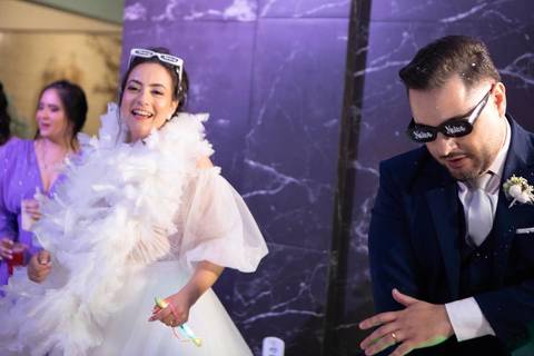 As melhores ideias e inspirações criativas de fotos de casamento registradas por fotógrafos profissionais de eventos da empresa Criativus Foto e Vídeo na Chácara Hibisco: Foto dos noivos na festa'