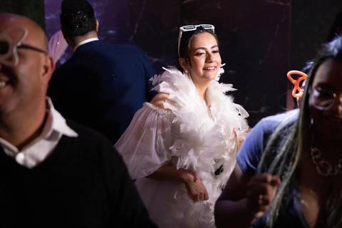 As melhores ideias e inspirações criativas de fotos de casamento registradas por fotógrafos profissionais de eventos da empresa Criativus Foto e Vídeo na Chácara Hibisco: Foto dos noivos na festa'