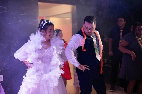 As melhores ideias e inspirações criativas de fotos de casamento registradas por fotógrafos profissionais de eventos da empresa Criativus Foto e Vídeo na Chácara Hibisco: Foto dos noivos na festa'