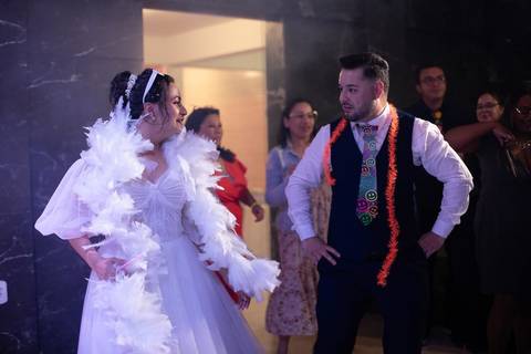 As melhores ideias e inspirações criativas de fotos de casamento registradas por fotógrafos profissionais de eventos da empresa Criativus Foto e Vídeo na Chácara Hibisco: Foto dos noivos na festa'