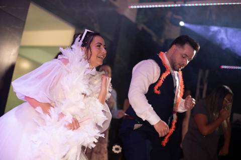 As melhores ideias e inspirações criativas de fotos de casamento registradas por fotógrafos profissionais de eventos da empresa Criativus Foto e Vídeo na Chácara Hibisco: Foto dos noivos na festa'