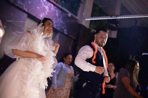 As melhores ideias e inspirações criativas de fotos de casamento registradas por fotógrafos profissionais de eventos da empresa Criativus Foto e Vídeo na Chácara Hibisco: Foto dos noivos na festa'