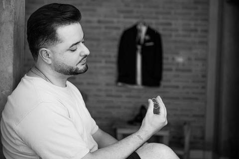 As melhores ideias e inspirações criativas de fotos de casamento registradas por fotógrafos profissionais de eventos da empresa Criativus Foto e Vídeo no making of do noivo em casa'