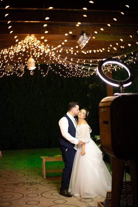 As melhores ideias e inspirações criativas de fotos de casamento registradas por fotógrafos profissionais de eventos da empresa Criativus Foto e Vídeo na Chácara Hibisco: Foto dos noivos na festa'