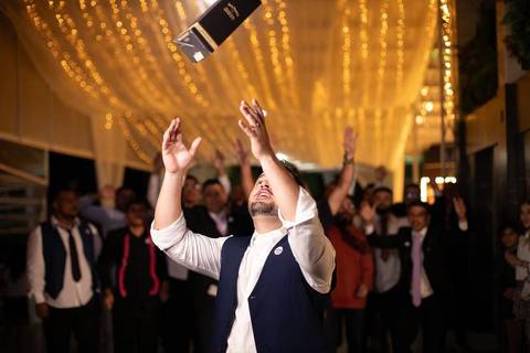 As melhores ideias e inspirações criativas de fotos de casamento registradas por fotógrafos profissionais de eventos da empresa Criativus Foto e Vídeo na Chácara Hibisco: Foto do noivo jogando a caixa de whisky '