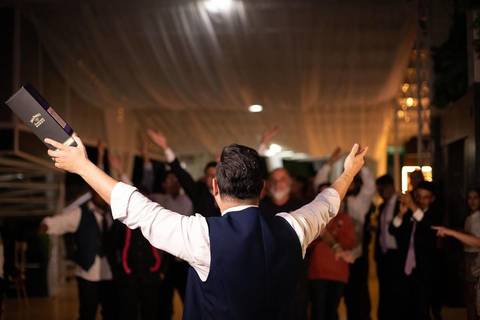 As melhores ideias e inspirações criativas de fotos de casamento registradas por fotógrafos profissionais de eventos da empresa Criativus Foto e Vídeo na Chácara Hibisco: Foto do noivo jogando a caixa de whisky '