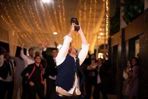 As melhores ideias e inspirações criativas de fotos de casamento registradas por fotógrafos profissionais de eventos da empresa Criativus Foto e Vídeo na Chácara Hibisco: Foto do noivo jogando a caixa de whisky '