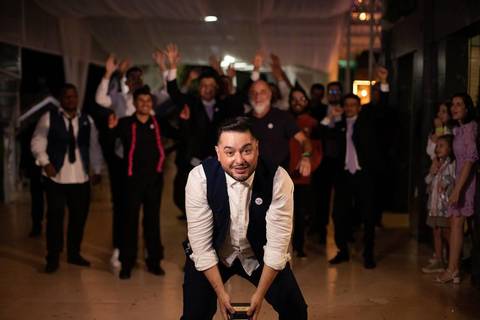 As melhores ideias e inspirações criativas de fotos de casamento registradas por fotógrafos profissionais de eventos da empresa Criativus Foto e Vídeo na Chácara Hibisco: Foto do noivo jogando a caixa de whisky '