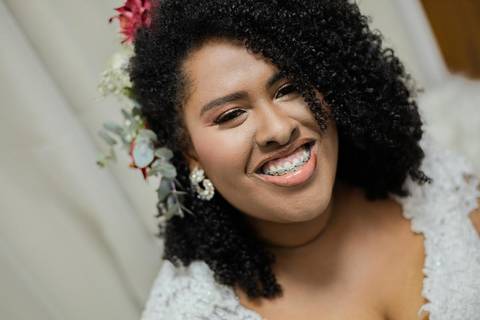 As melhores ideias e inspirações criativas de fotos de casamento registradas por fotógrafos profissionais de eventos da empresa Criativus Foto e Vídeo no Espaço Buffet Novo Sonho: Fotos do making of da noiva'