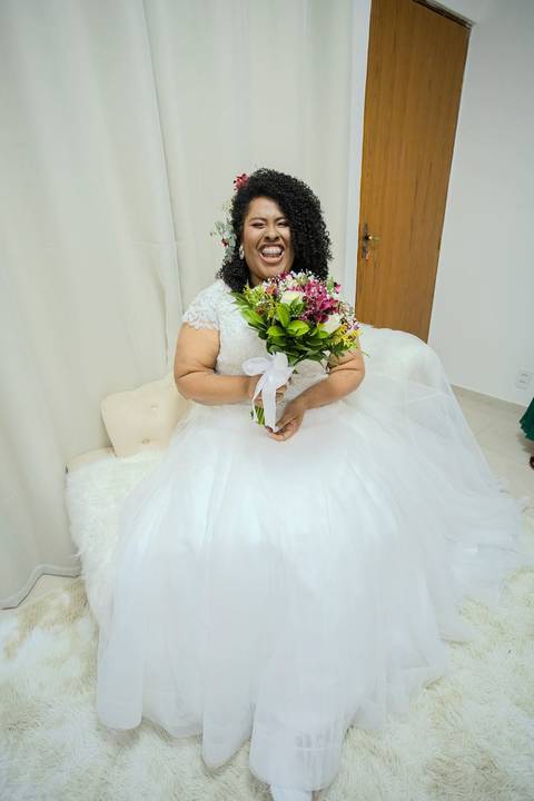 As melhores ideias e inspirações criativas de fotos de casamento registradas por fotógrafos profissionais de eventos da empresa Criativus Foto e Vídeo no Espaço Buffet Novo Sonho: Fotos do making of da noiva'