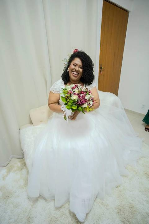 As melhores ideias e inspirações criativas de fotos de casamento registradas por fotógrafos profissionais de eventos da empresa Criativus Foto e Vídeo no Espaço Buffet Novo Sonho: Fotos do making of da noiva'