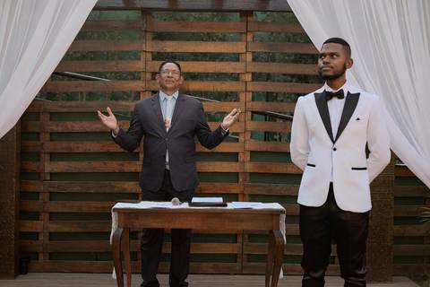 As melhores ideias e inspirações criativas de fotos de casamento registradas por fotógrafos profissionais de eventos da empresa Criativus Foto e Vídeo no Espaço Buffet Novo Sonho: Foto do momento da cerimônia'