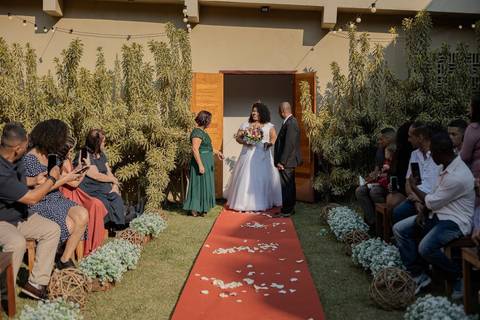 As melhores ideias e inspirações criativas de fotos de casamento registradas por fotógrafos profissionais de eventos da empresa Criativus Foto e Vídeo no Espaço Buffet Novo Sonho: Foto do momento da cerimônia'