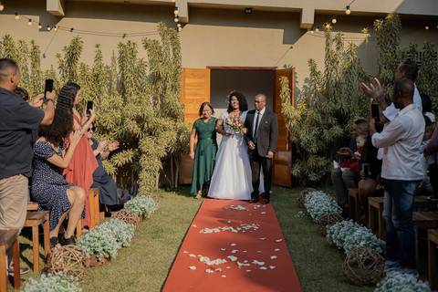 As melhores ideias e inspirações criativas de fotos de casamento registradas por fotógrafos profissionais de eventos da empresa Criativus Foto e Vídeo no Espaço Buffet Novo Sonho: Foto do momento da cerimônia'