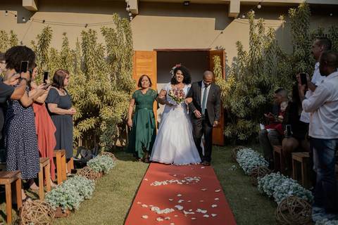 As melhores ideias e inspirações criativas de fotos de casamento registradas por fotógrafos profissionais de eventos da empresa Criativus Foto e Vídeo no Espaço Buffet Novo Sonho: Foto do momento da cerimônia'